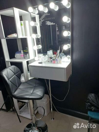 Гримерное зеркало с лампочками