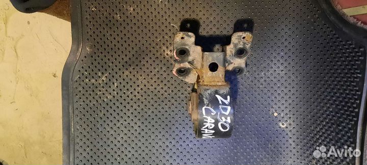 Подушка АКПП Nissan Caravan e25