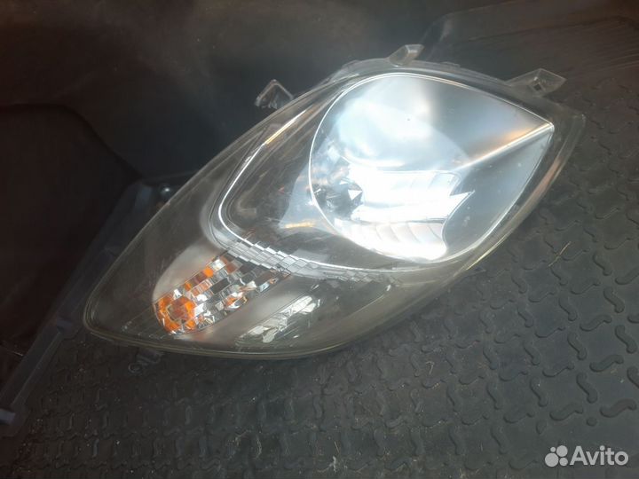 Фары на Toyota Vitz