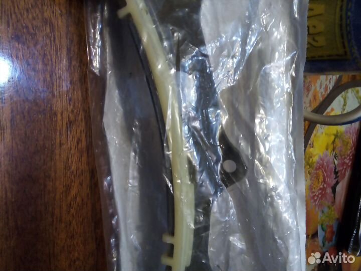 Успокоитель цепи грм, правый 05047791AA Chrysler