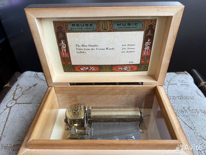 Музыкальная старинная швейцарская шкатулка