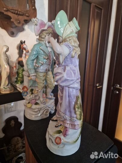 Пара фарфоровых статуэток
