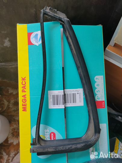 Стекло двери задней левой (форточка) Toyota Passo