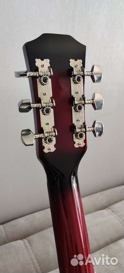 Гитара красная