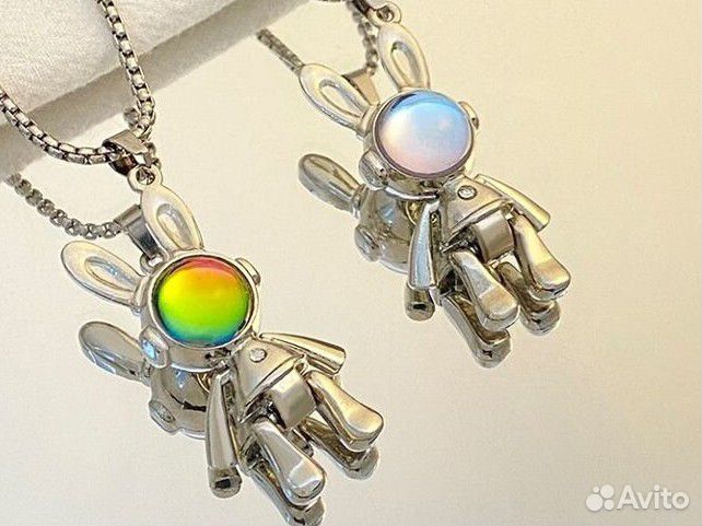 Подвеска зайчик с переливающимся скафандром