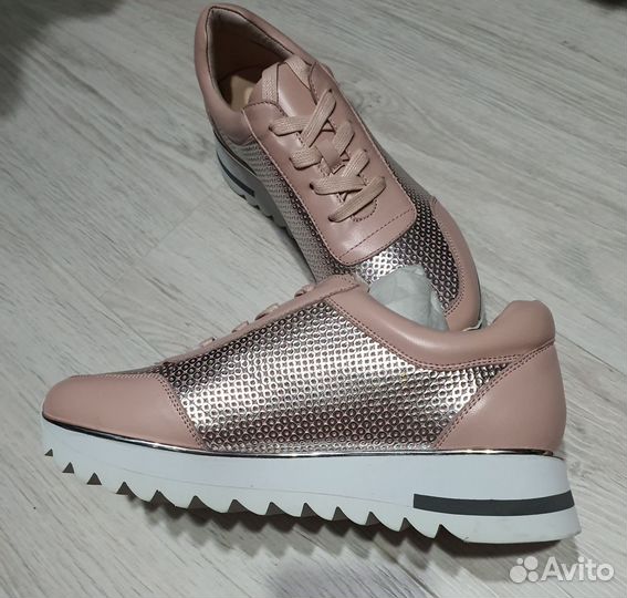 Кроссовки женские 37 размер новые