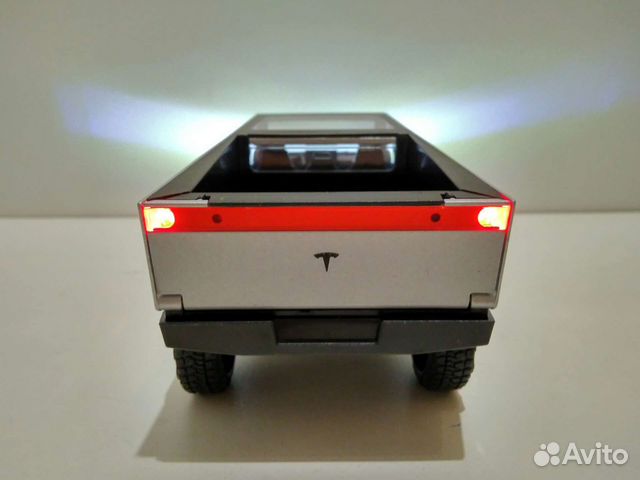 Модель Tesla. Металлическая модель