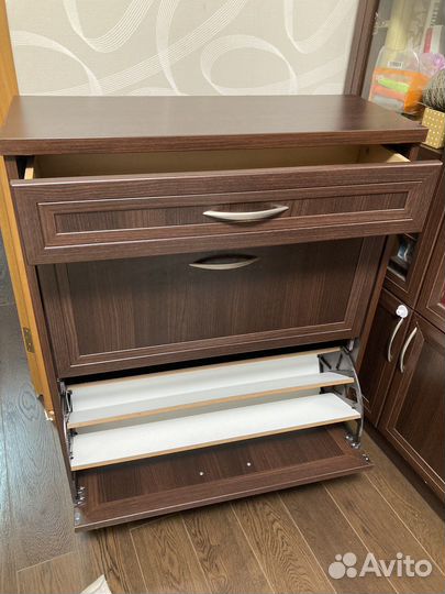 Тумба для обуви и два зеркала