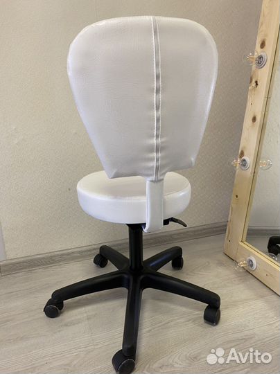 Стул на колесиках