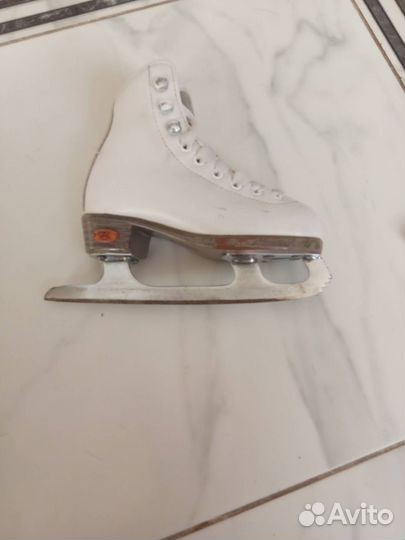 Продам коньки профессиональные фигурное катание
