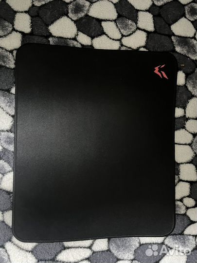 Два коврика для мыши и игровая мышка