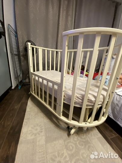 Детская кроватка с маятником