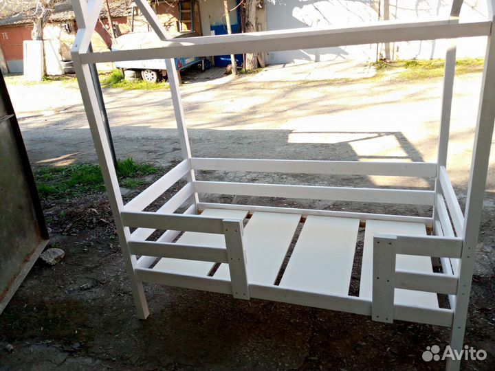 Детская кроватка домик
