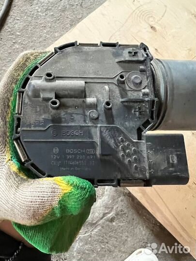 Моторчик стеклоочистителя передний VW Passat B8