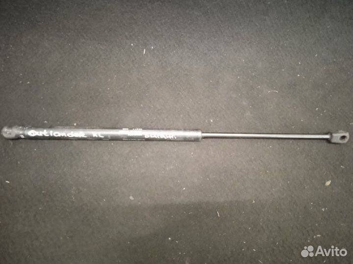 Амортизатор багажника задний Mitsubishi Outlander