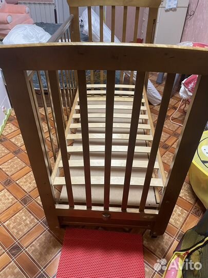 Детская кроватка с продольным маятником