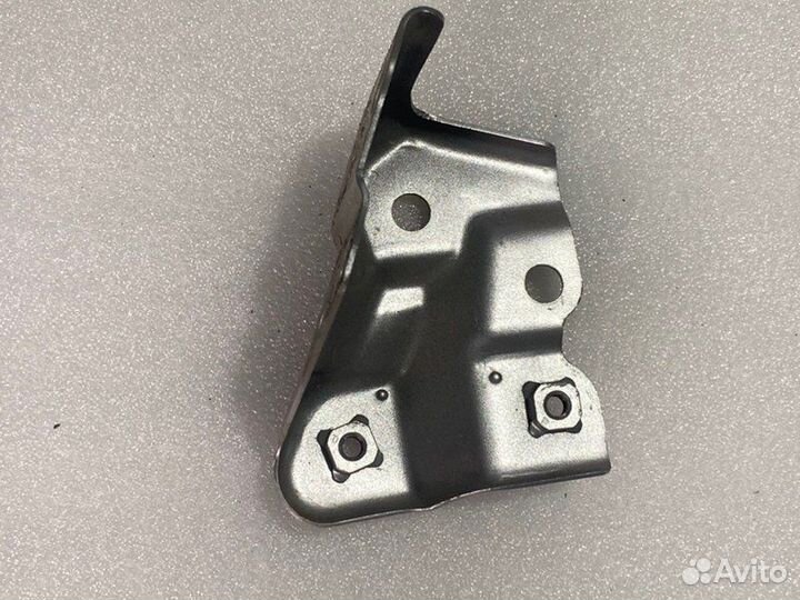 Кронштейн крыла и лонжерона передний левый Toyota