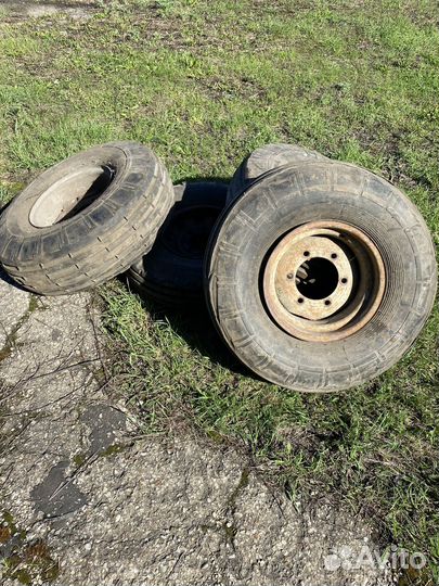 Ось тракторного прицепа с колесами