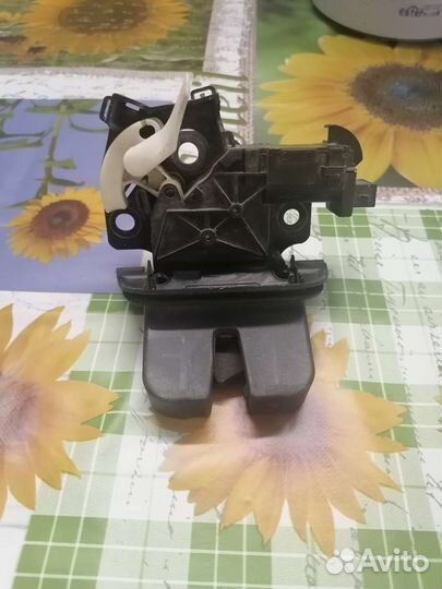 Замок крышки багажника Audi Q7 4l