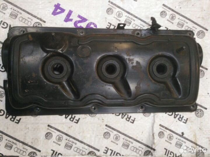 Клапанная крышка левая Volkswagen Passat B5 2.5