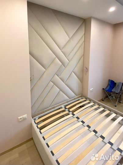 Мягкие стеновые панели, панели серые и кровать