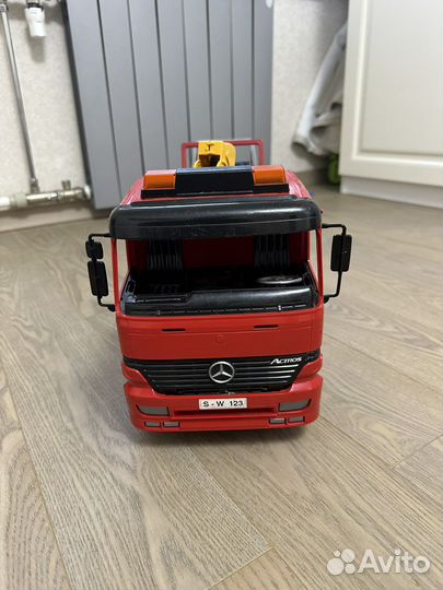 Эвакуатор с машиной bruder