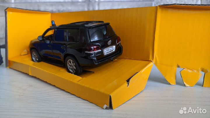 Модели автомобиля Lexus lx570 1:43