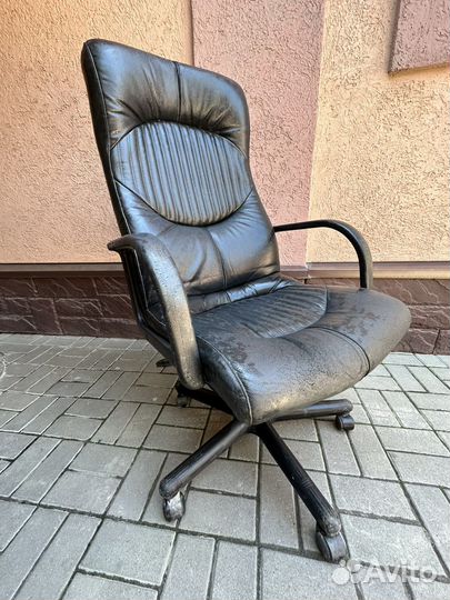 Офисное кожаное кресло б/у