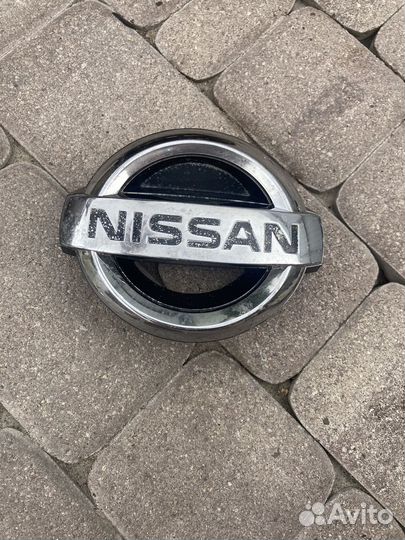 Эмблема решотка радиатора nissan teana j 32