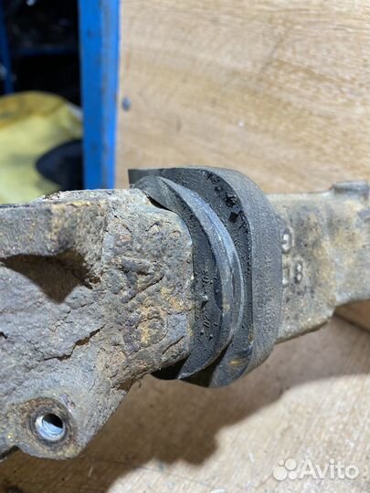 Поворотный кулак передний левый VW Passat B5 X90