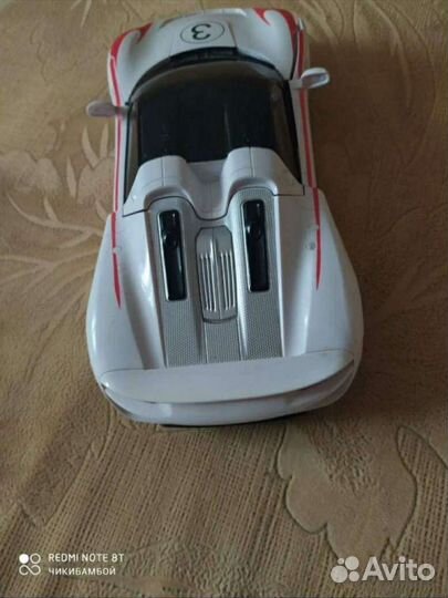 Машина робот-трансформер на пульте управления