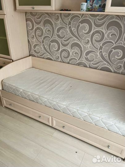 Кровать и стол