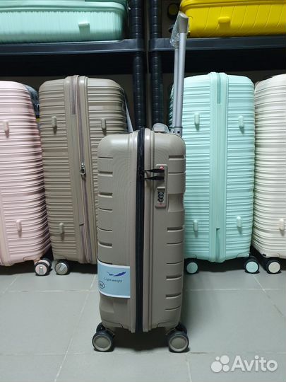 Чемодан на колёсах из полипропилена s
