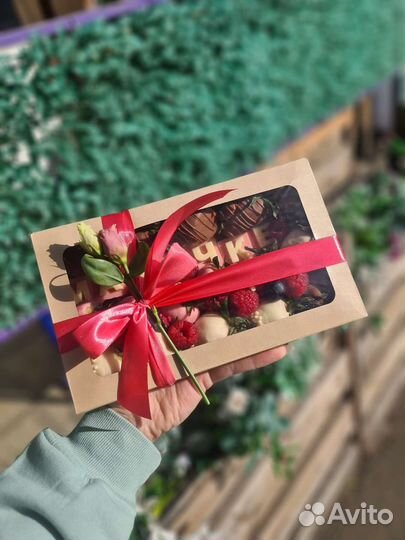 Клубника в шоколаде розы букеты