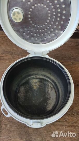 Мультиварка Scarlett б/у на 3 л. на запчасти