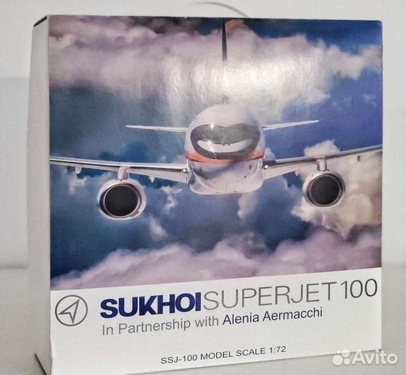 Модель самолета Sukhoi Superjet 100 1:72