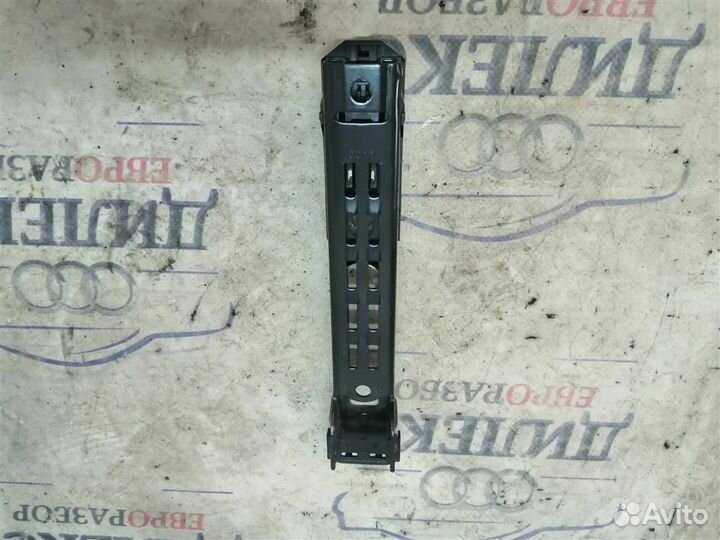 Механизм регулировки ремня безопасности VW Tiguan