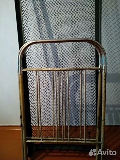 Кровать на сетке