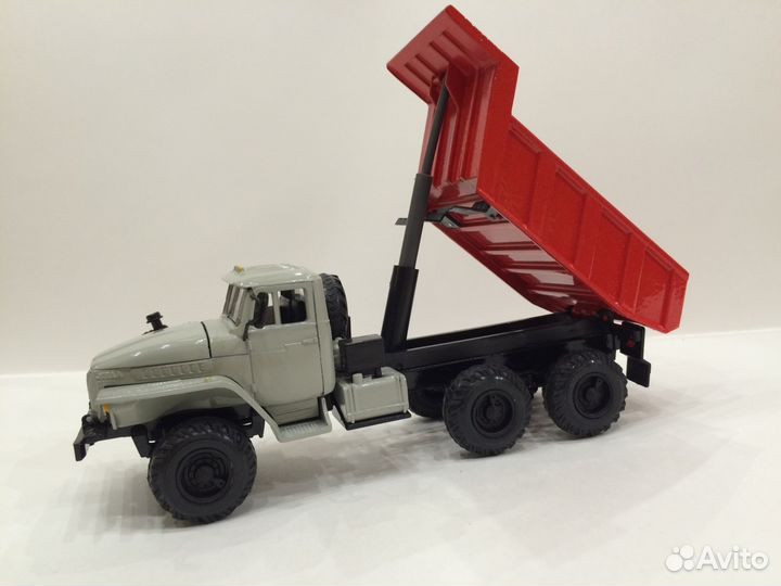 Коллекционная модель урал 55571 пр-во элекон 1:43