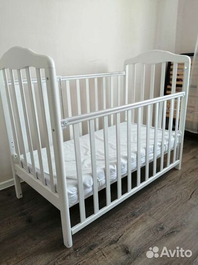 Детская кроватка с маятником