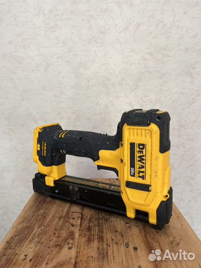 Степлер кабельный Dewalt dcn701