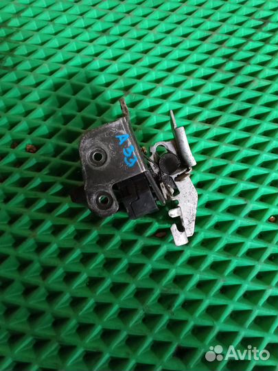 Петля замка багажника Nissan Maxima A33