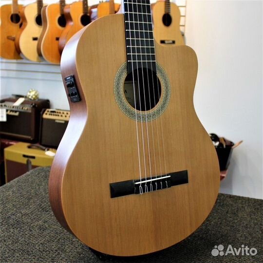 Классическая гитара со звукоснимателем Sigma + Акс
