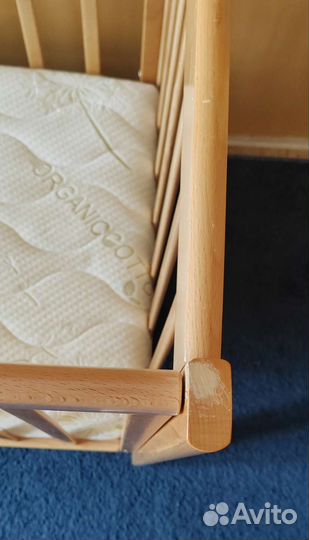 Детская кроватка с маятником