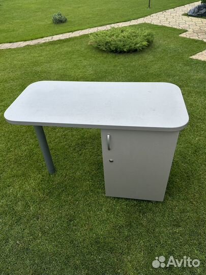 Маникюрный стол