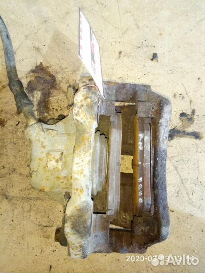 Суппорт передний правый Volkswagen Golf