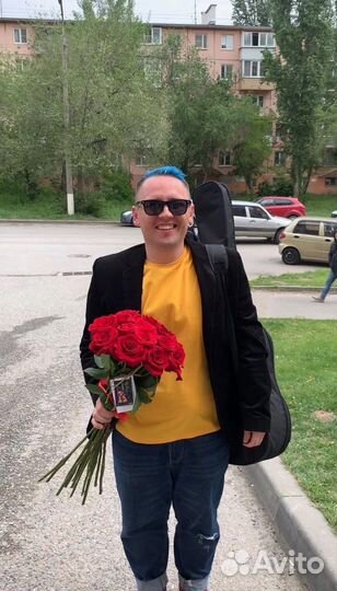 Музыкальный курьер (поющий гитарист)