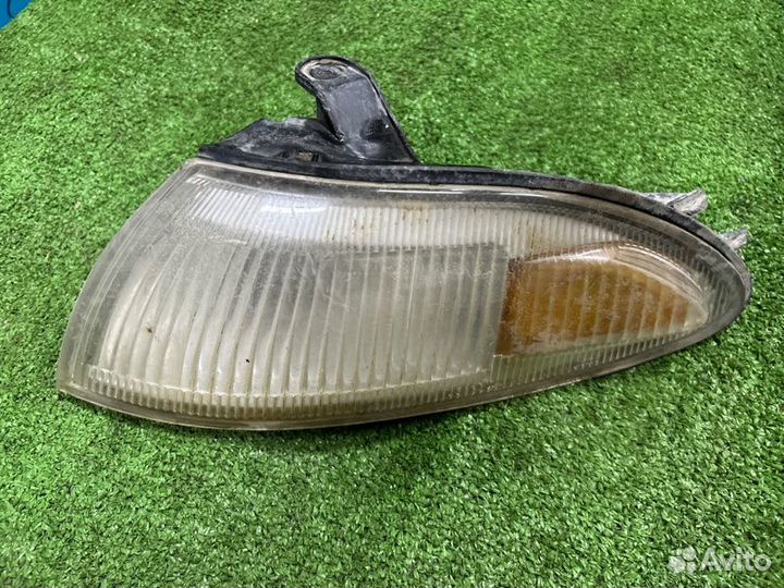 Поворотник передний левый Toyota Sprinter Marino