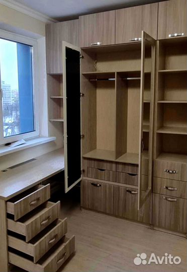 Детская рабочая зона у окна