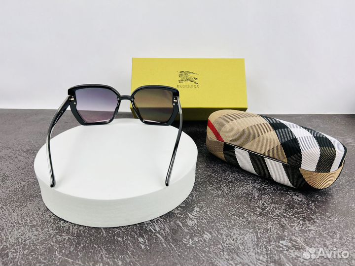 Солнцезащитные очки Burberry